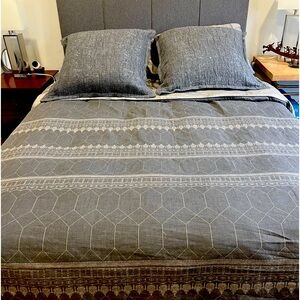 Duvet and pillow shams. Queen size bed.